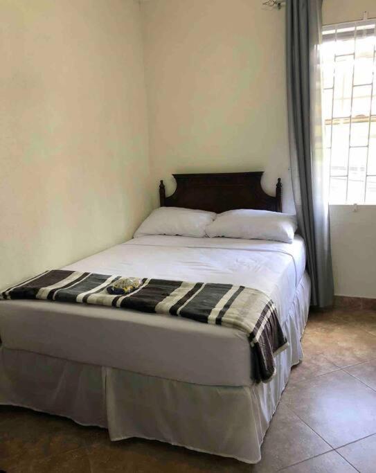 Kelly'S Studio Apartment - Rental Near Airport, Amenities And Bus Route เซนต์ฟิลิป ภายนอก รูปภาพ